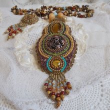 Collana con ciondolo fauve ricamato con diversi occhi di tigre, stile Haute-Couture